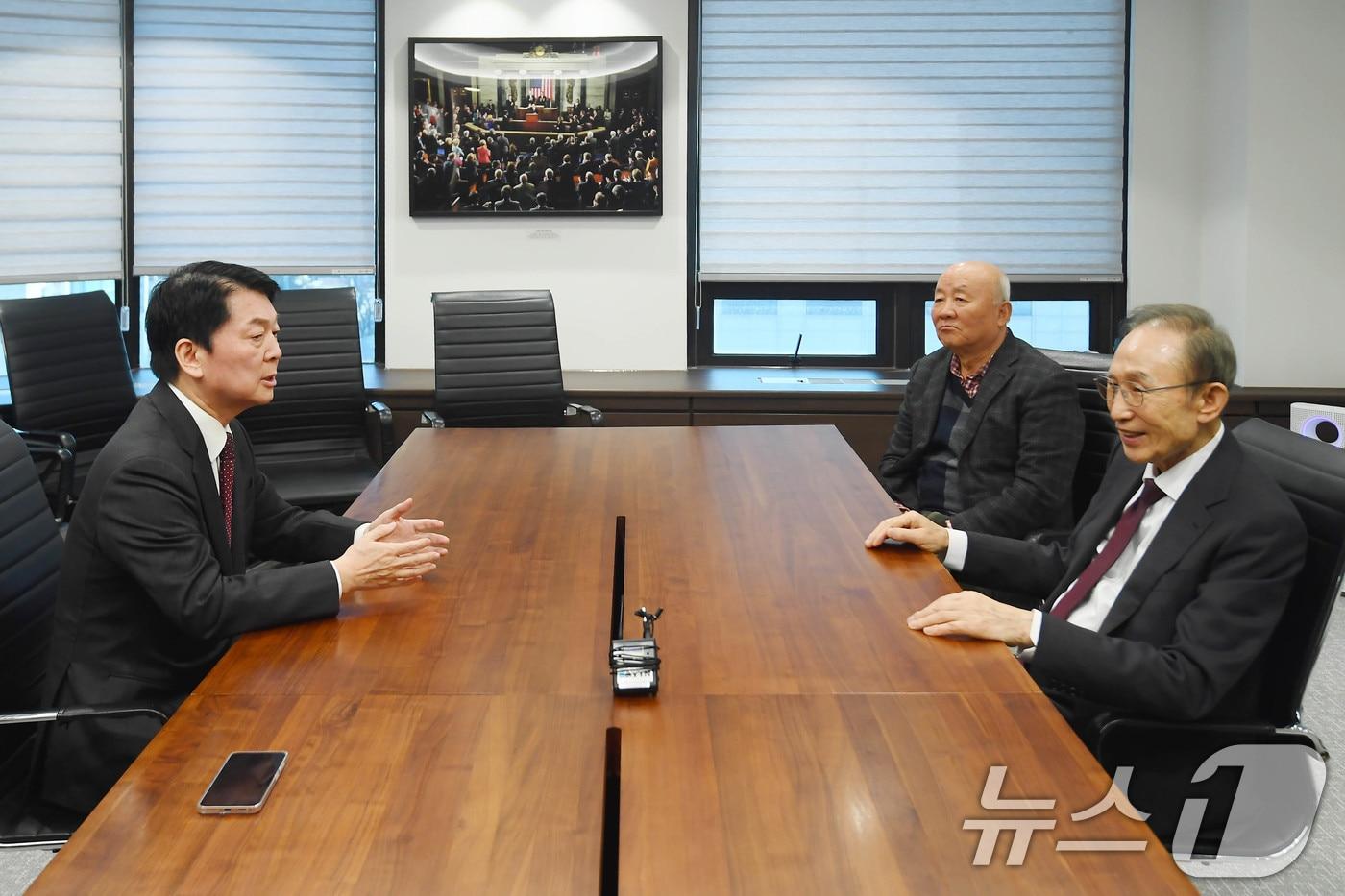 안철수 국민의힘 의원이 17일 오전 서울 서초구 이명박 재단 사무실에서 이명박 전 대통령을 예방해 대화를 나누고 있다. &#40;공동취재&#41; 2025.3.17/뉴스1 ⓒ News1 박세연 기자