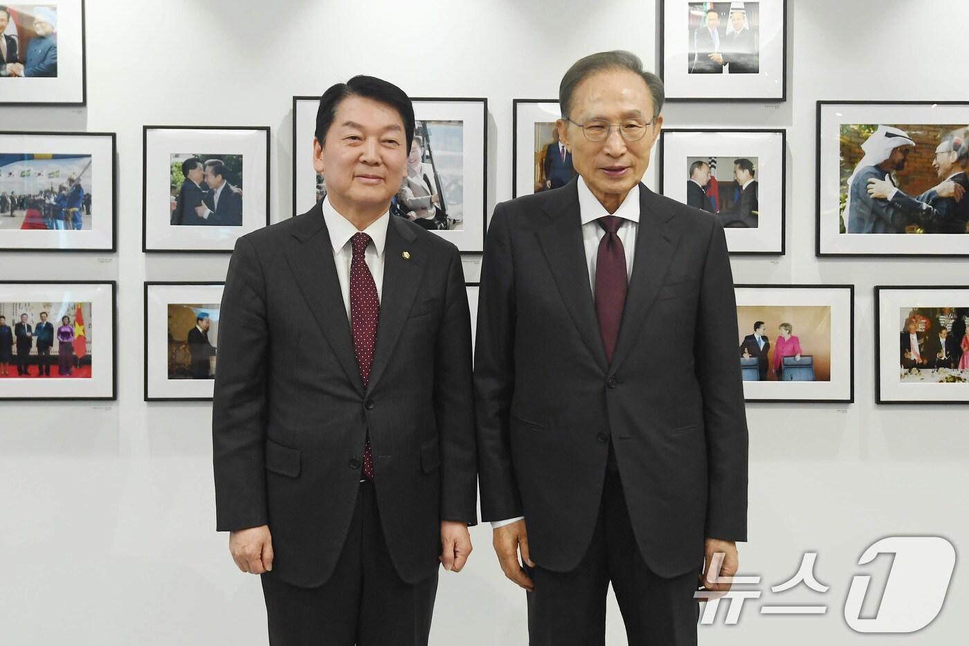 안철수 국민의힘 의원이 17일 오전 서울 서초구 이명박 재단 사무실에서 이명박 전 대통령을 예방해 기념촬영을 하고 있다. &#40;공동취재&#41; 2025.3.17/뉴스1 ⓒ News1 박세연 기자