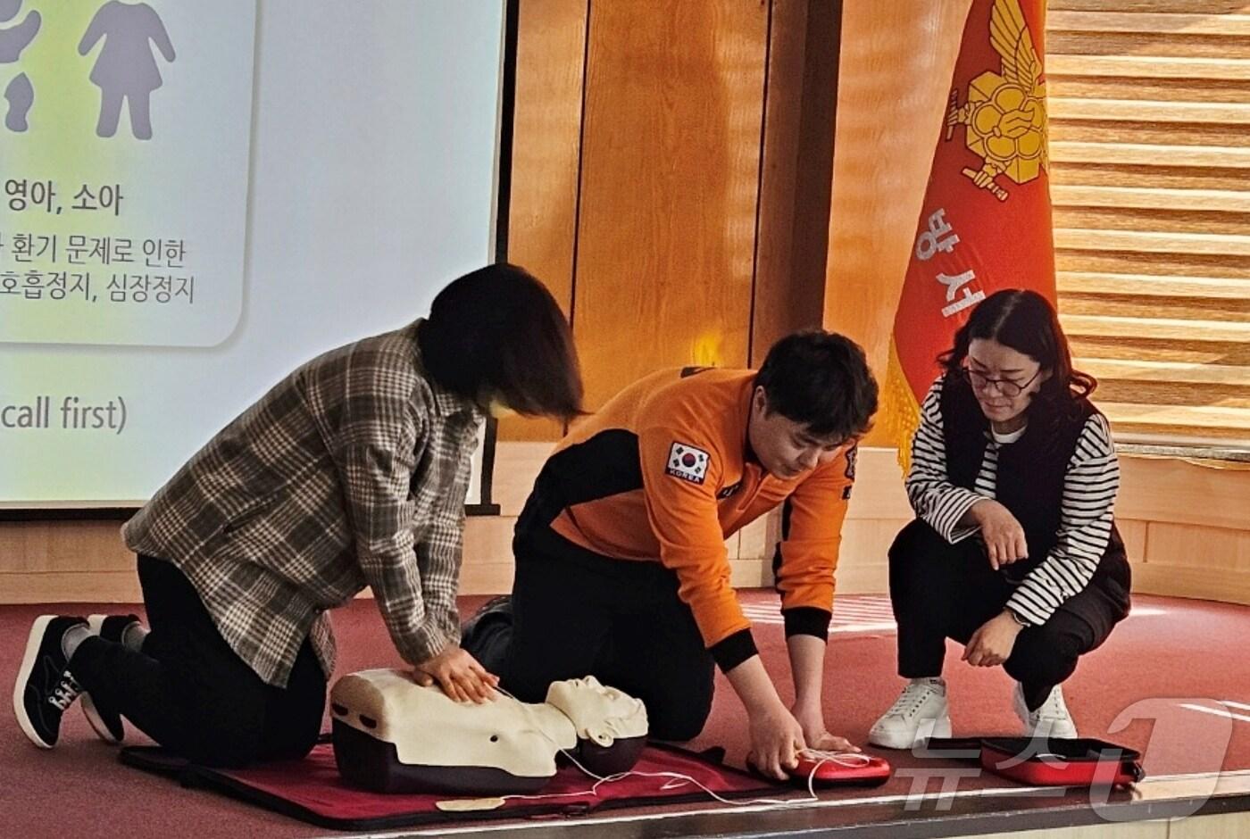 본문 이미지 - 충북 괴산증평교육지원청은 17일 증평소방서에서 2025 증평온마을배움터 마을교육 활동가 심폐소생술(CPR) 연수를 진행했다./뉴스1