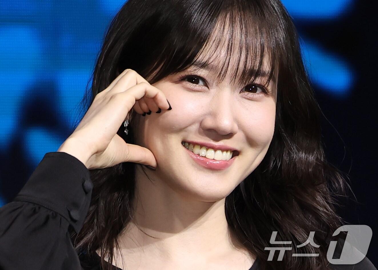 본문 이미지 - 배우 박은빈이 17일 오전 서울 영등포구 콘래드호텔에서 열린 디즈니플러스 '하이퍼나이프' 제작발표회에 참석해 포즈를 취하고 있다. '하이퍼나이프'는 과거 촉망받는 천재의사였던 세옥(박은빈 분)이 자신을 나락으로 떨어뜨린 스승 덕희(설경구 분)와 재회하며 펼치는 치열한 대립을 그린 메디컬 스릴러다. 2025.3.17/뉴스1 ⓒ News1 권현진 기자