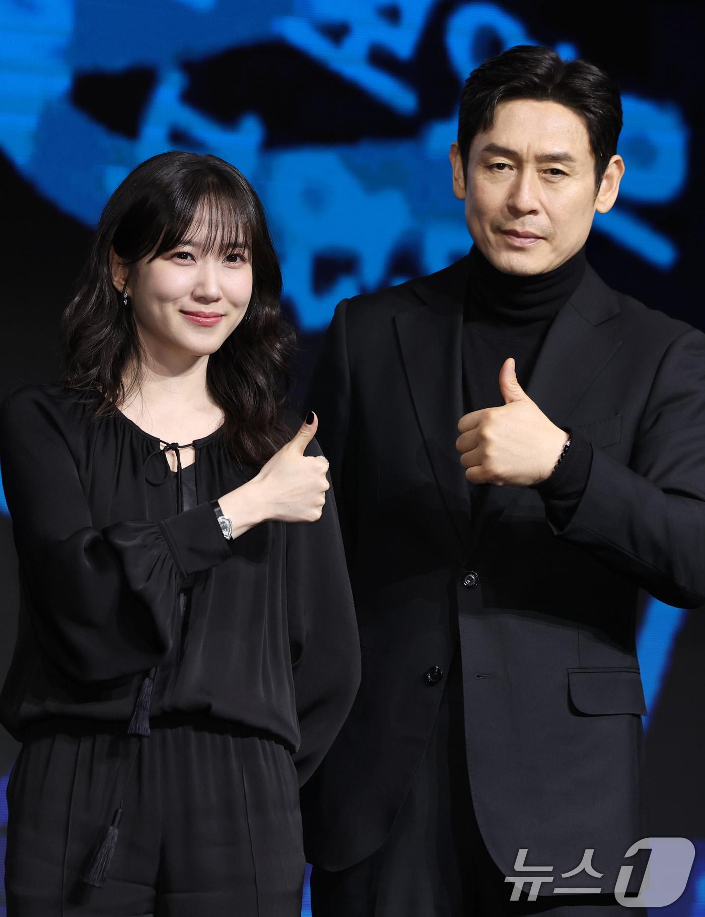 본문 이미지 - 배우 박은빈과 설경구(오른쪽)이 17일 오전 서울 영등포구 콘래드호텔에서 열린 디즈니플러스 '하이퍼나이프' 제작발표회에 참석해 포즈를 취하고 있다. '하이퍼나이프'는 과거 촉망받는 천재의사였던 세옥(박은빈 분)이 자신을 나락으로 떨어뜨린 스승 덕희(설경구 분)와 재회하며 펼치는 치열한 대립을 그린 메디컬 스릴러다. 2025.3.17/뉴스1 ⓒ News1 권현진 기자