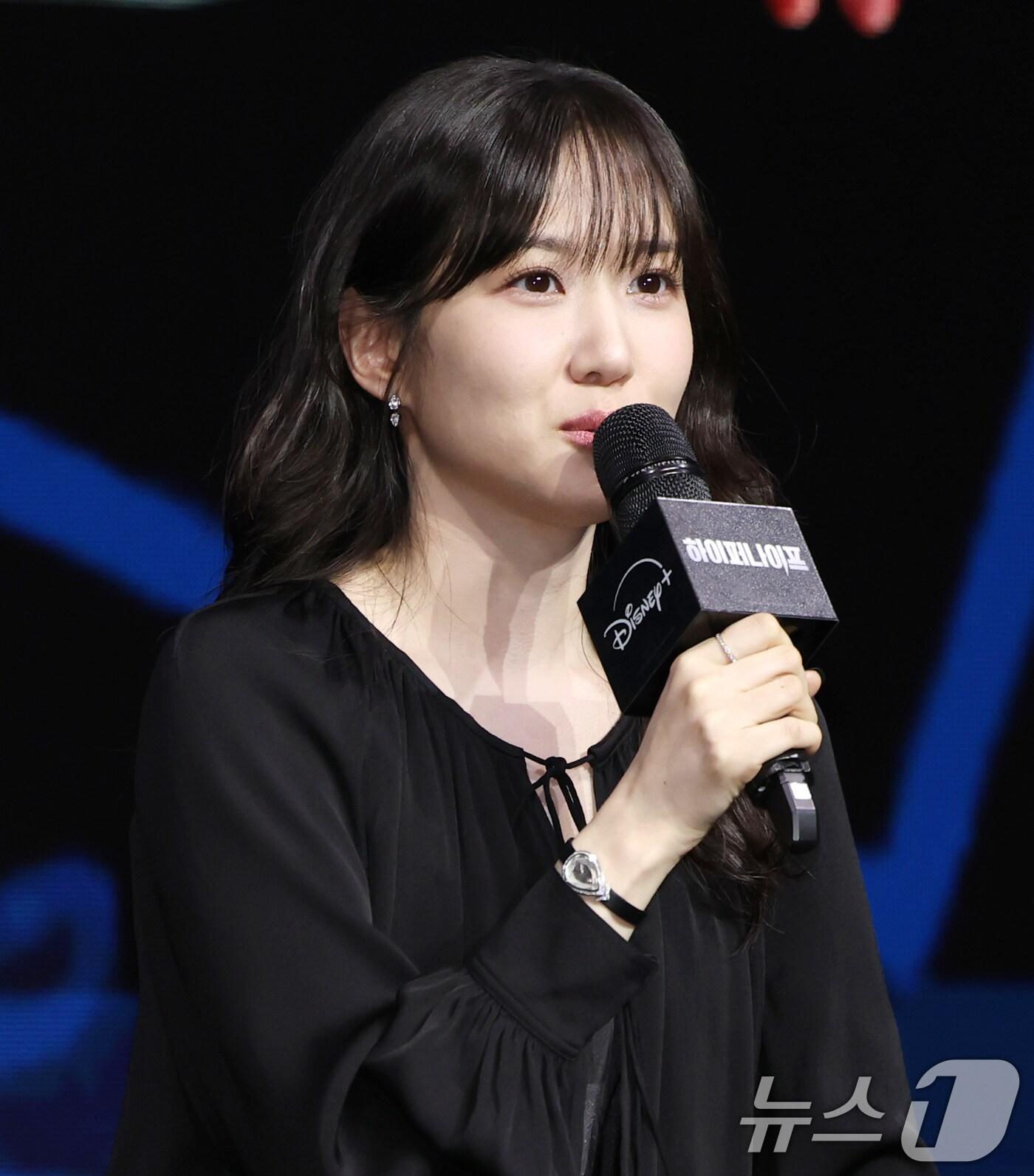 본문 이미지 - 배우 박은빈이 17일 오전 서울 영등포구 콘래드호텔에서 열린 디즈니플러스 '하이퍼나이프' 제작발표회에 참석해 인사말을 하고 있다. '하이퍼나이프'는 과거 촉망받는 천재의사였던 세옥(박은빈 분)이 자신을 나락으로 떨어뜨린 스승 덕희(설경구 분)와 재회하며 펼치는 치열한 대립을 그린 메디컬 스릴러다. 2025.3.17/뉴스1 ⓒ News1 권현진 기자