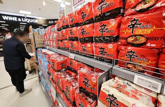 본문 이미지 -  서울 시내 한 대형마트에 진열된 신라면. 2025.3.17/뉴스1 ⓒ News1 허경 기자