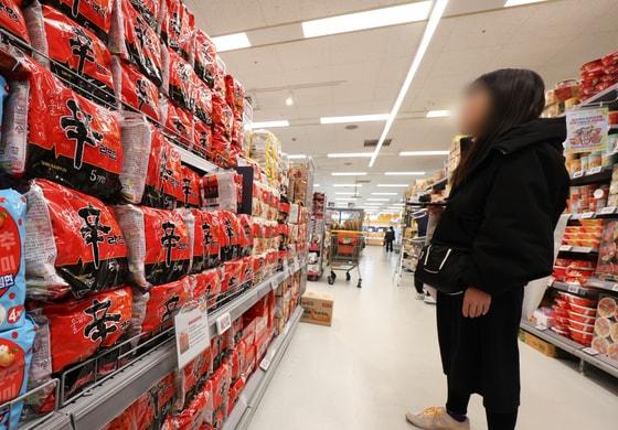 본문 이미지 -  서울 시내 한 대형마트에 진열된 신라면. 2025.3.17/뉴스1 ⓒ News1 허경 기자