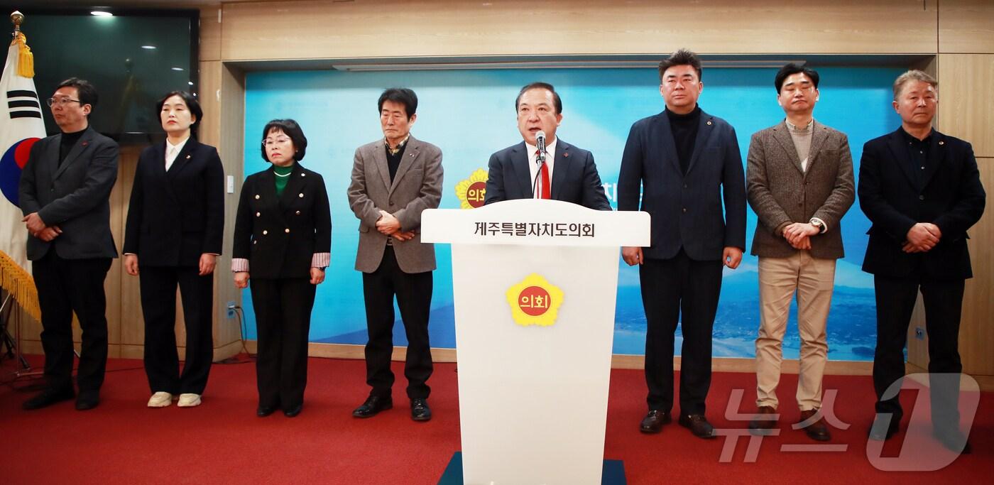 본문 이미지 - 국민의힘 소속인 (왼쪽부터) 이남근·강하영·원화자·고태민·이정엽·강충룡·강경문·양용만 의원이 17일 오전 제주도의회 도민카페에서 기자회견을 하고 있다.