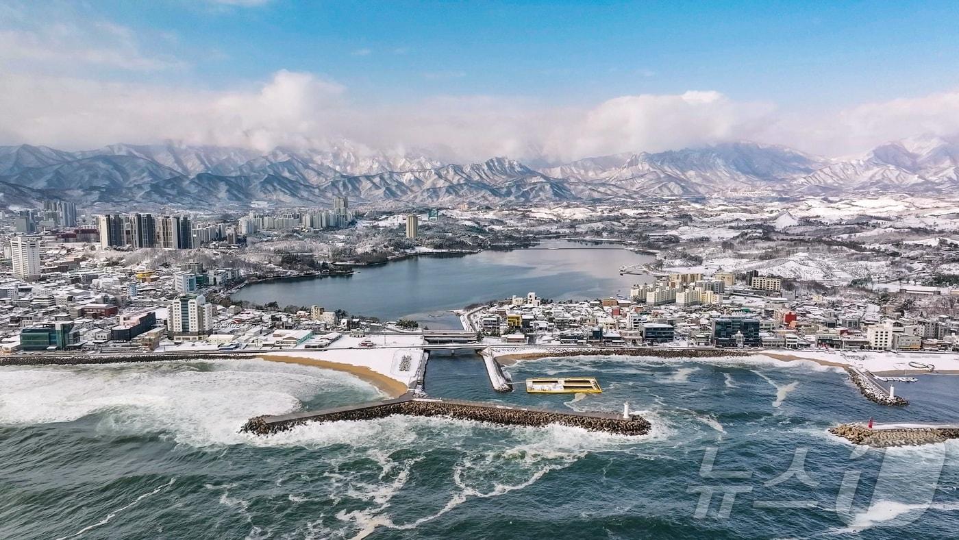 강원 동해안과 산지를 중심으로 많은 눈이 내린 17일 속초시 일대가 눈으로 덮여 있다.&#40;속초시 제공, 재판매 및 DB 금지&#41; 2025.3.17/뉴스1 ⓒ News1 윤왕근 기자