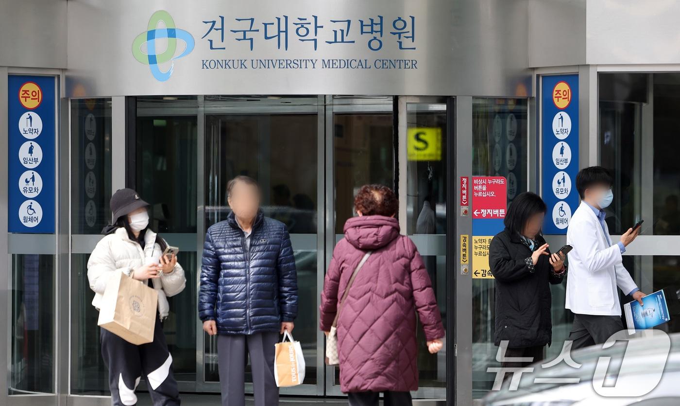 본문 이미지 - 일부 의대생이 수업에 복귀한 학생들을 공개 비난해 논란이 이어지고 있는 17일 서울 광진구 건국대학교병원의 모습. 2025.3.17 ⓒ 뉴스1 이동해 기자