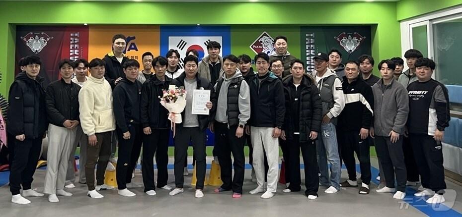 본문 이미지 - 왼쪽에서 7번째부터 김종덕, 신창호 교수 (우송정보대학 제공.재판매 및 DB금지)/뉴스1