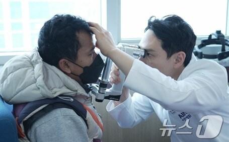 본문 이미지 - 무료 안검진 의료봉사(아인병원 제공) / 뉴스1