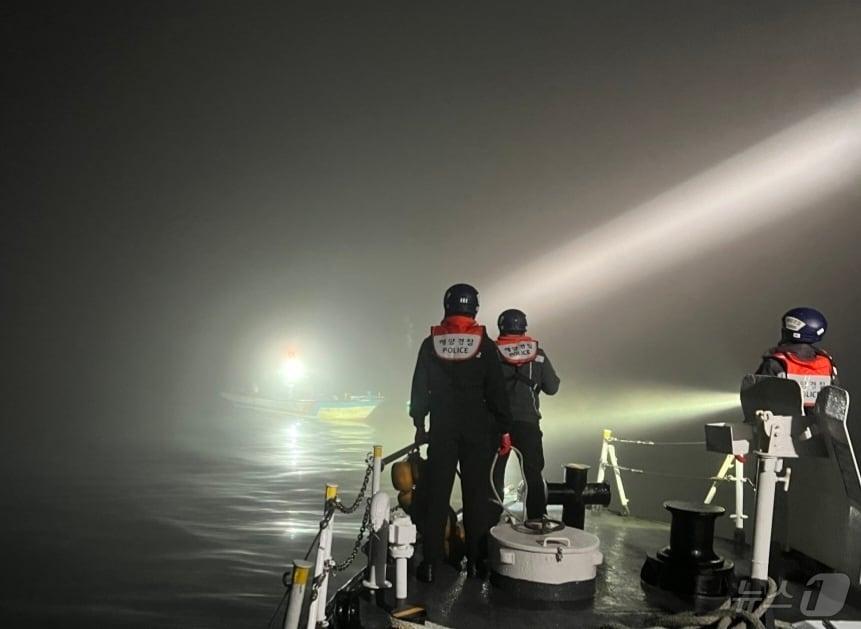 본문 이미지 - 해무 속 방향을 잃은 어선을 상대로 안전 활동하는 목포해경의 모습. (목포해경 제공. 재판매 및 DB 금지)