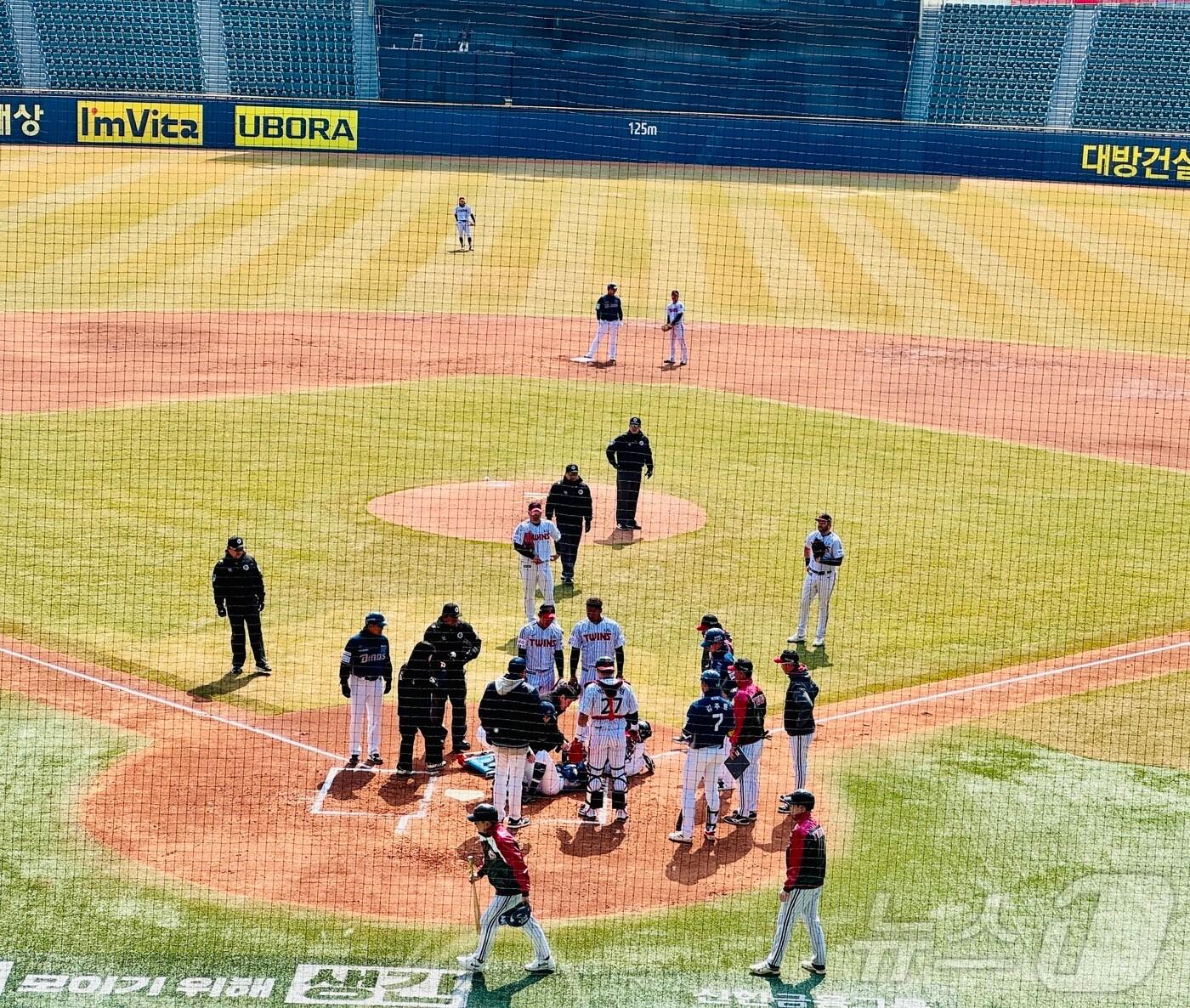 본문 이미지 - NC 박민우가 LG 선발 에르난데스의 공에 헬멧을 맞고 쓰러졌다.2025.3.17/뉴스1 서장원 기자