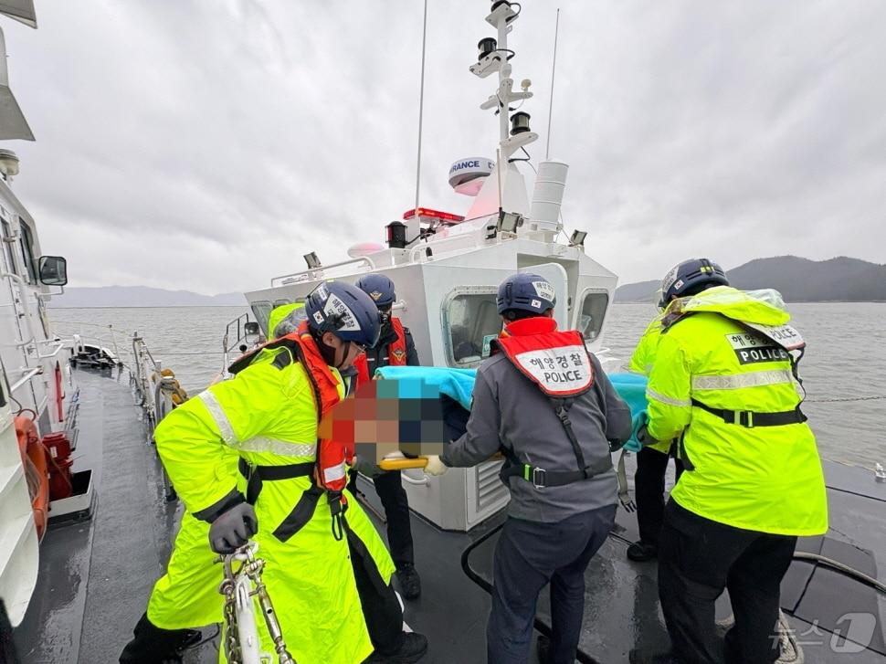 본문 이미지 - 도서지역 응급환자 이송하는 완도해경. &#40;완도해경 제공.재판매 및 DB 금지&#41;