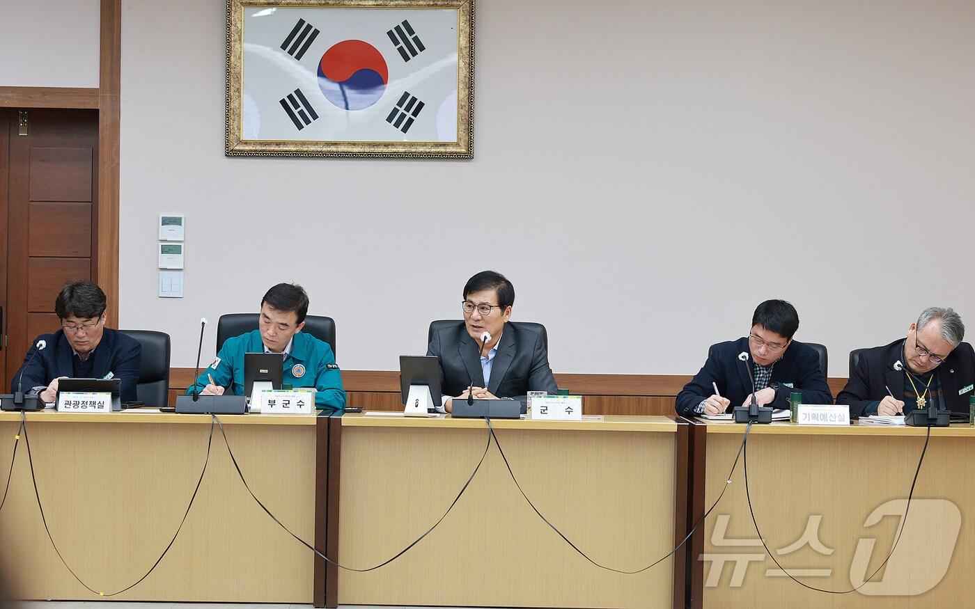 본문 이미지 - 이상익 전남 함평군수가17일 소회의실에서 제1차 청렴회의체 회의를 갖고 있다.(함평군 제공. 재배포 및 DB 금지)