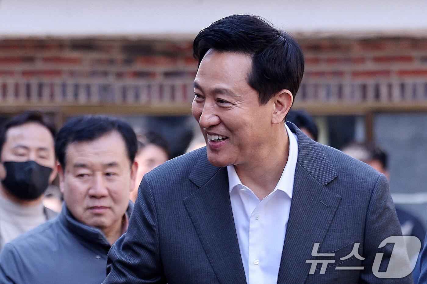 오세훈 서울시장이 17일 서울 구로구 오류동 소규모 재건축 현장을 둘러보고 있다. 서울시는 올해 5월부터 소규모 건축물의 용적률을 한시적으로 완화하는 '규제철폐안 33호'를 적용할 방침이다. 첫 번째 적용 대상지는 서울 구로구 오류동 소규모 재건축 현장(화랑주택)이다. 이를 통해 서울시는 향후 3년간 약 1만 가구 규모의 주택을 공급할 계획이다. 2025.3.17/뉴스1 ⓒ News1 박지혜 기자