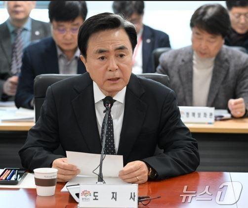 본문 이미지 - 김태흠 충남지사가 17일 지천댐 건설을 위해 후속 조치를 속도감 있게 추진하라고 주문하고 있다. (충남도 제공. 재판매 및 DB금지) /뉴스1