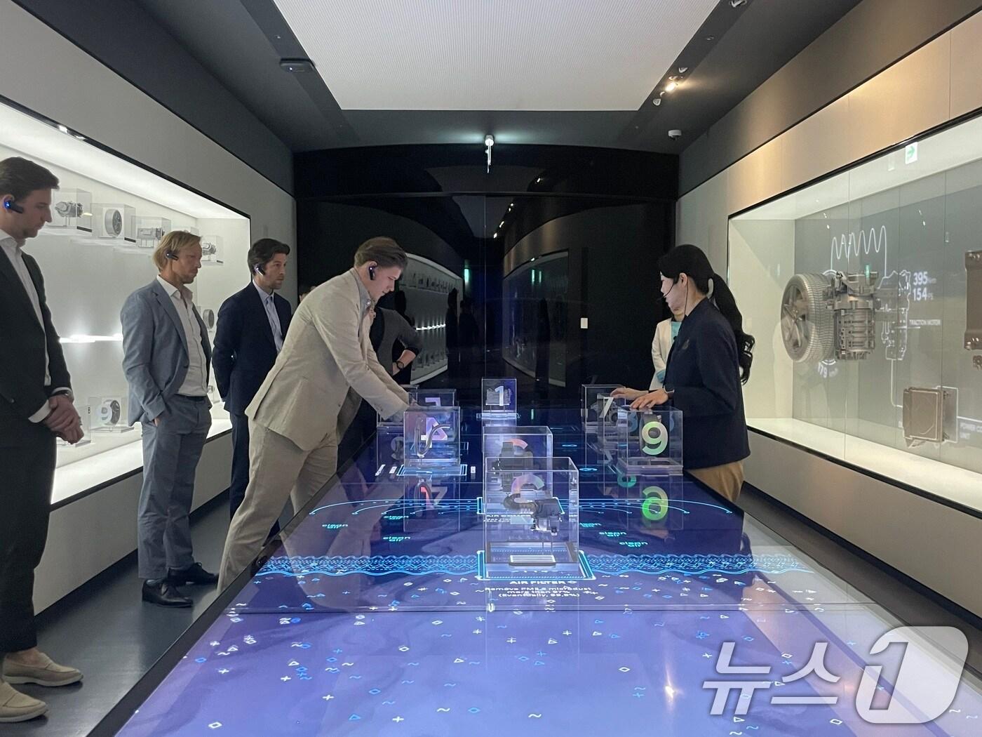 본문 이미지 - 인천국제공항공사는 스히폴 공항 실무진 4명을 초청해 ‘친환경 수소공항 구현을 위한 워크숍’을 진행했다고 17일 밝혔다. 사진은 지난 14일 경기도 고양시 소재 고양현대모터스튜디오를 방문한 스히폴 공항 관계자들이 수소 모빌리티 생산과정과 관련한 가상체험을 하고 있는 모습. (인천공항공사 제공. 재판매 및 DB 금지) 2025.3.17/뉴스1