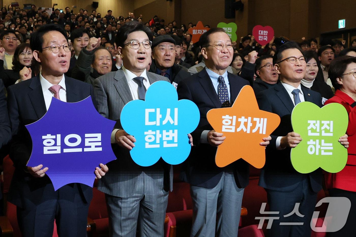 권영세 국민의힘 비상대책위원장과 권성동 원내대표 등이 17일 오후 서울 여의도 국회 의원회관에서 열린 전국 시·도당 및 당원협의회 2025주요당직자 연수에서 기념촬영을 하고 있다. 2025.3.17/뉴스1 ⓒ News1 이광호 기자