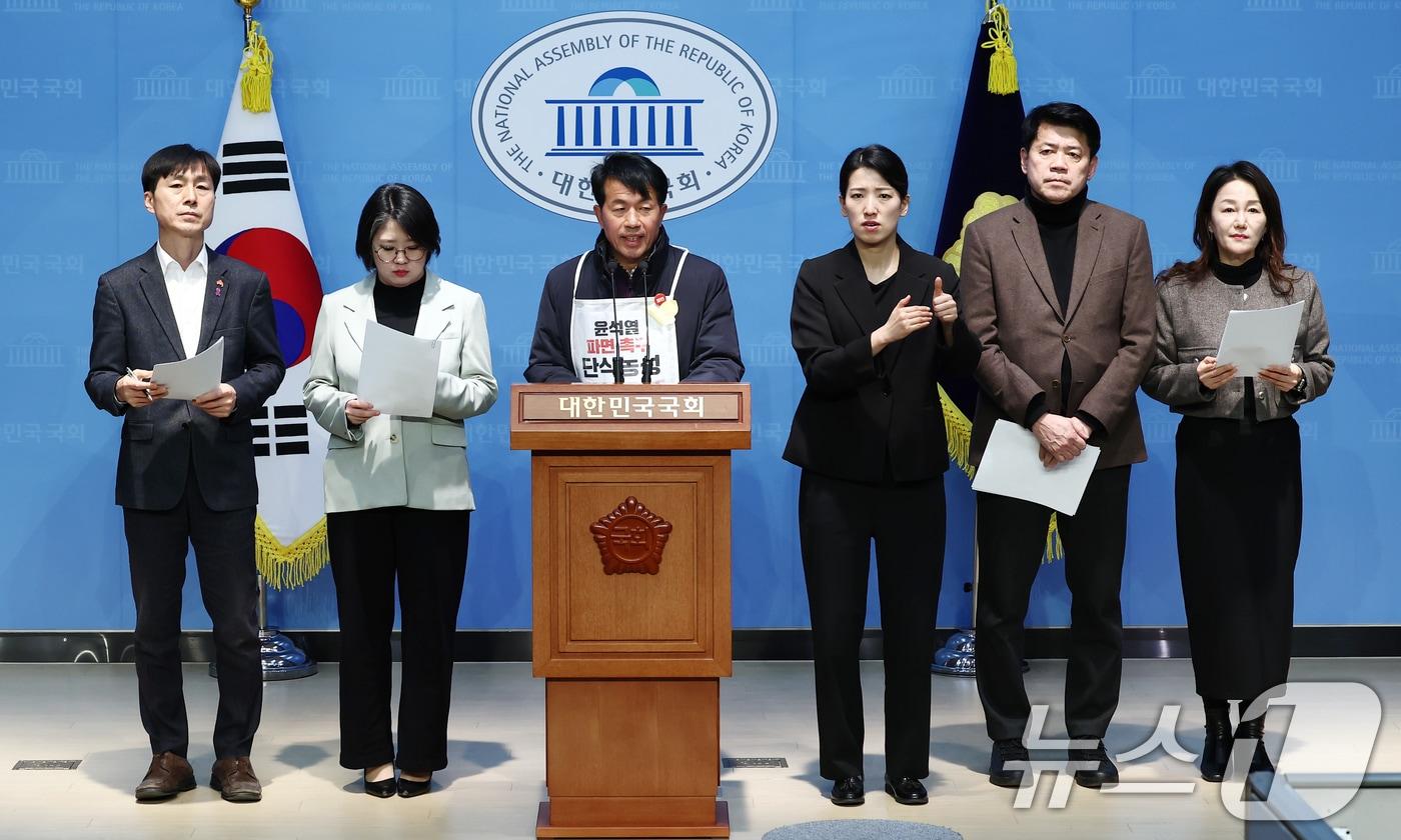 본문 이미지 - 윤종오 진보당 원내대표를 비롯한 야5당 의원들이 17일 오후 서울 여의도 국회 소통관에서 윤석열 대통령 내란 사태 관련 국제의원연맹(IPU) 진정 기자회견을 하고 있다. 왼쪽부터 한창민 사회민주당 대표, 용혜인 기본소득당 대표, 이 의원, 김준형 조국혁신당 의원, 이재정 더불어민주당 의원. 2025.3.17/뉴스1 ⓒ News1 김민지 기자