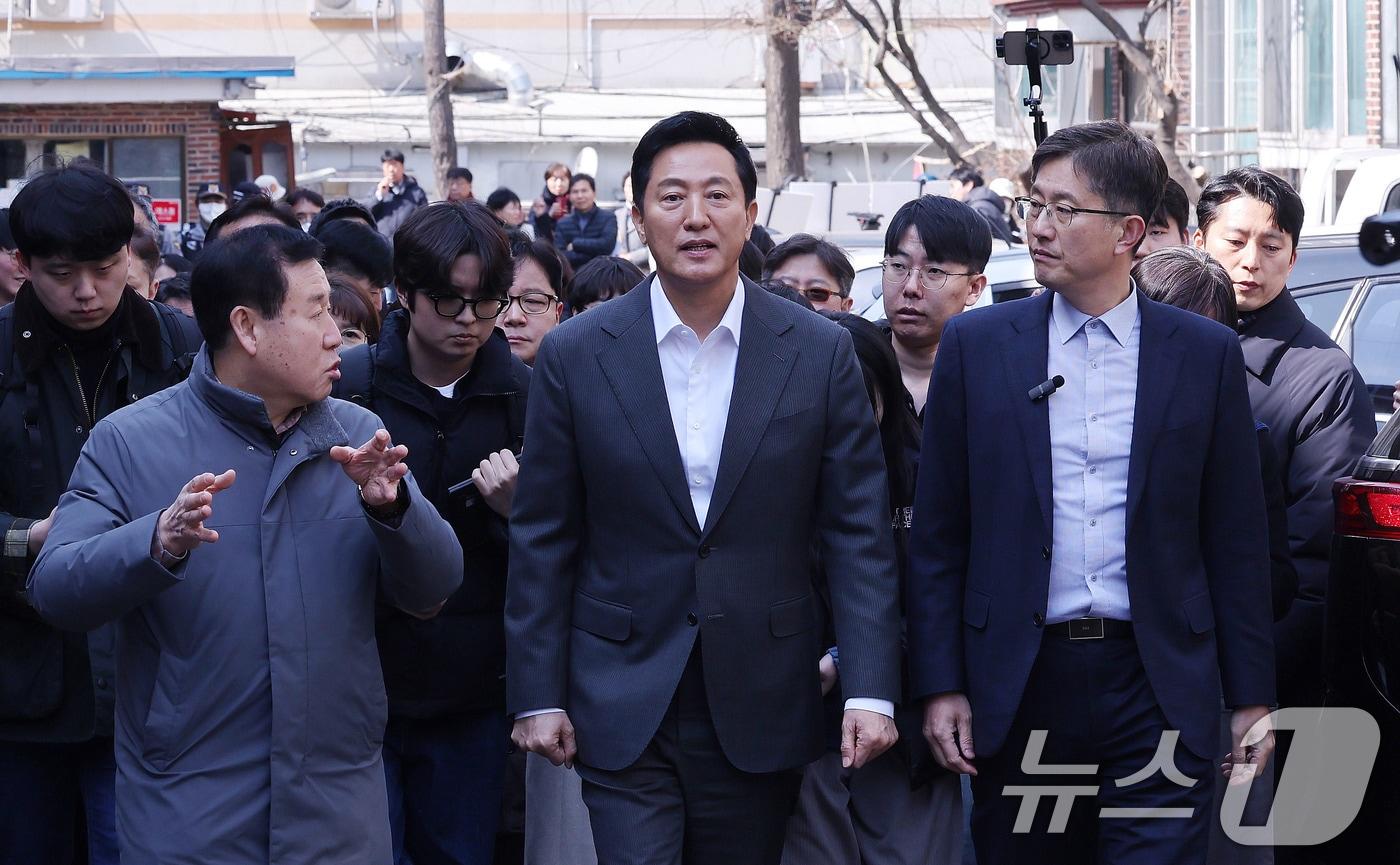 오세훈 서울시장이 17일 서울 구로구 오류동 소규모 재건축 현장을 둘러보고 있다. 2025.3.17/뉴스1 ⓒ News1 박지혜 기자