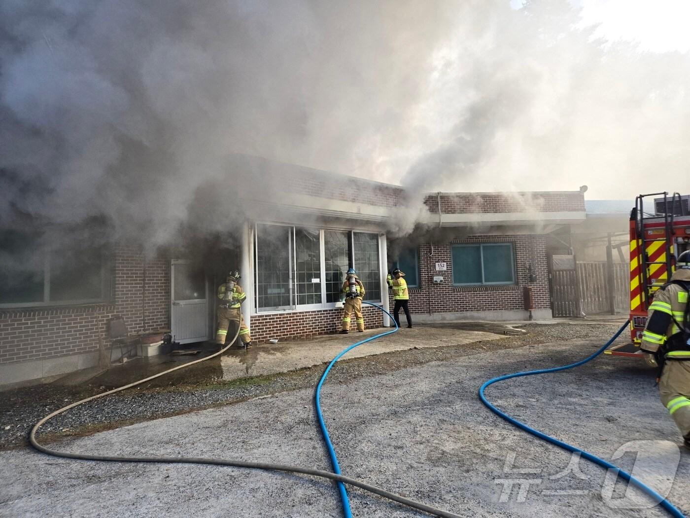 본문 이미지 - 17일 오전 9시 21분께 전북자치도 진안군 정천면 한 단독주택에서 불이 났다.(전북소방 제공. 재판매 및 DB 금지) 
