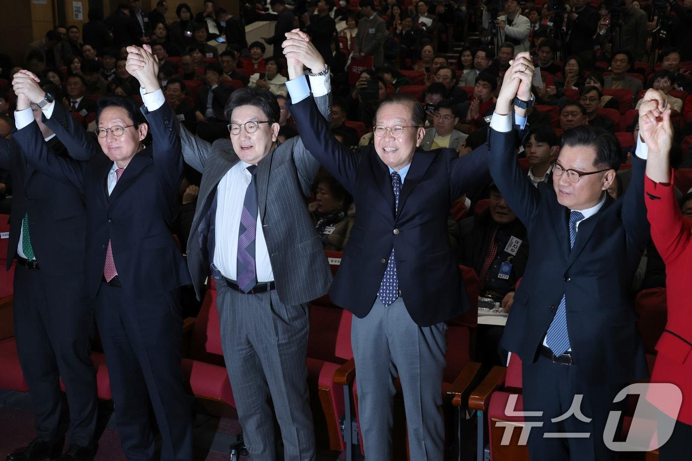 권영세 국민의힘 비상대책위원장과 권성동 원내대표 등이 17일 오후 서울 여의도 국회 의원회관에서 열린 전국 시·도당 및 당원협의회 2025주요당직자 연수에서 손을 맞잡아 들어보이며 기념촬영을 하고 있다. 2025.3.17/뉴스1 ⓒ News1 이광호 기자