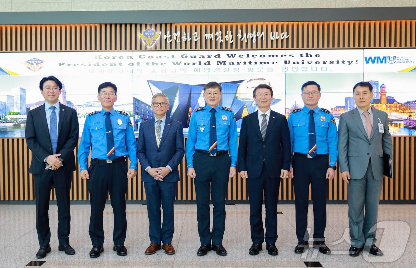 김용진 해양경찰청장(왼쪽 네번째)이 맥시모 메이야 세계해사대학 총장(왼쪽 세번째) 등 관계자들과 기념사진을 촬영하고 있다. (해양경찰청 제공) / 뉴스1