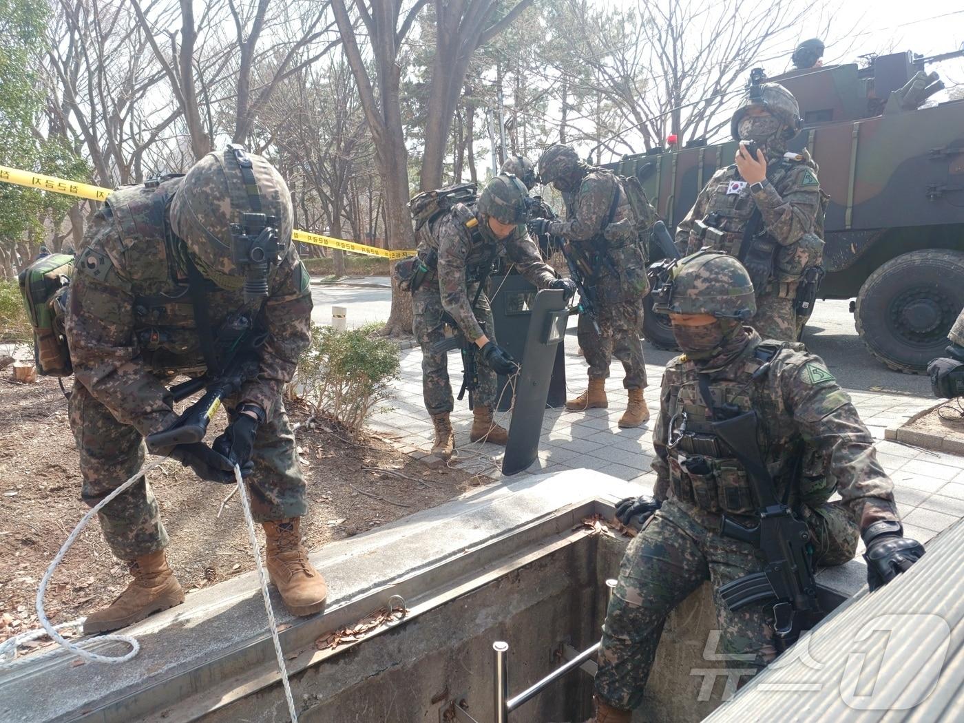 본문 이미지 - 53사단 부산여단이 지하시설 내부에서 일어날 수 있는 동시·다발적인 복합상황에 대비하기 위한 중요시설 통합방위훈련을 실시하고 있다.(육군 제53사단 제공. 재판매 및 DB 금지 )