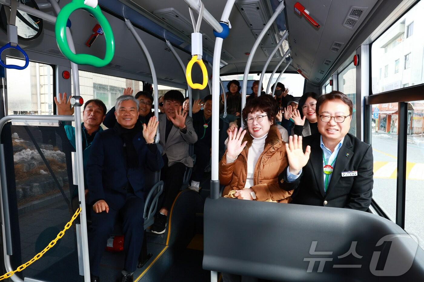 본문 이미지 - 손병복 울진군수 등이 17일 무료 버스 운행 첫날 시승하고 있다.(울진군 제공, 재판매 및 DB 금지) 2025.3.17/뉴스1