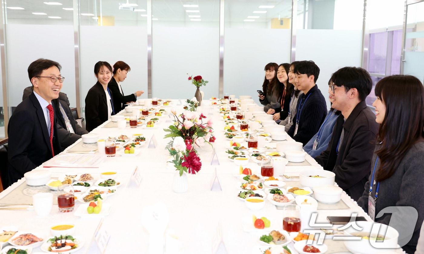 연원정 인사혁신처장이 17일 충북 진천군 국가공무원인재개발원에서 열린 '7급 신규자과정 교육생 오찬 간담회'에서 참석자들과 대화를 나누고 있다. (인사혁신처 제공. 재판매 및 DB 금지) 2025.3.17/뉴스1