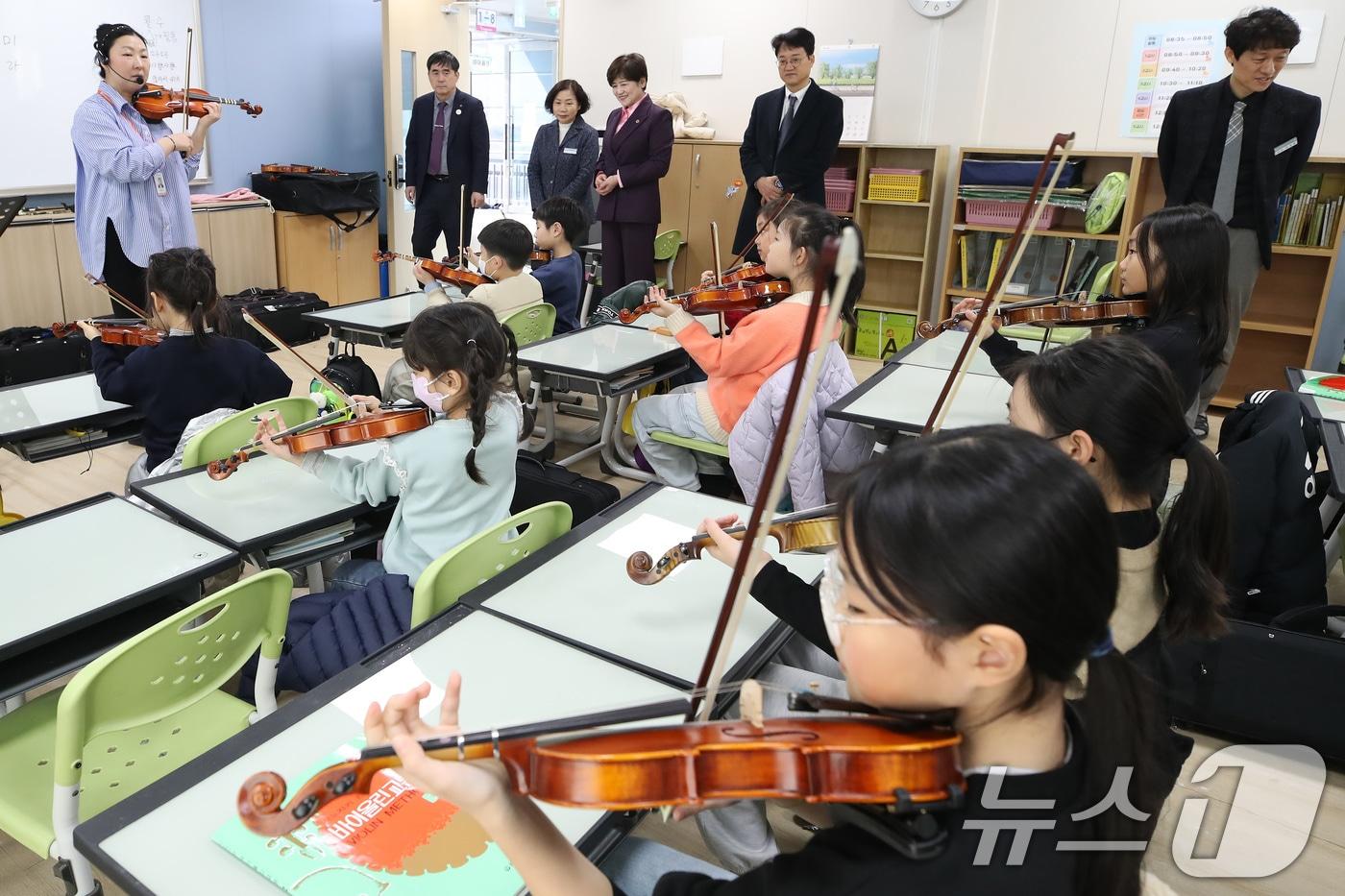 강은희 교육감을 비롯한 대구시교육청 관계자들이 17일 오후 대구남산초등학교를 찾아 늘봄학교 운영상황을 점검하고 있다. ⓒ News1 공정식 기자