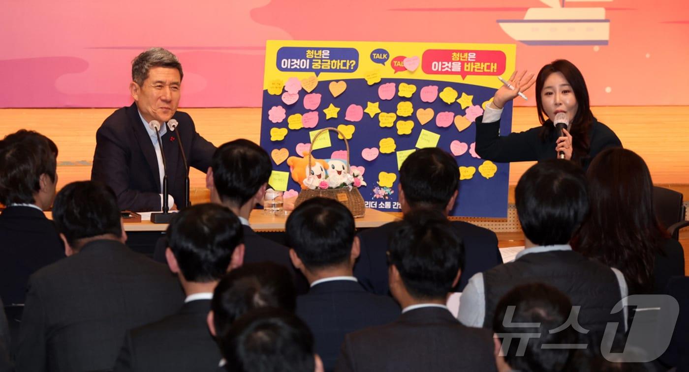 지난해 ４월 이강덕 경북 포항시장이 시청 대회의실에서 청년리더소통간담회애서 질문을 받고 있다. (포항시제공, 재판매 및 DB 금지) 2025.3.17/뉴스1