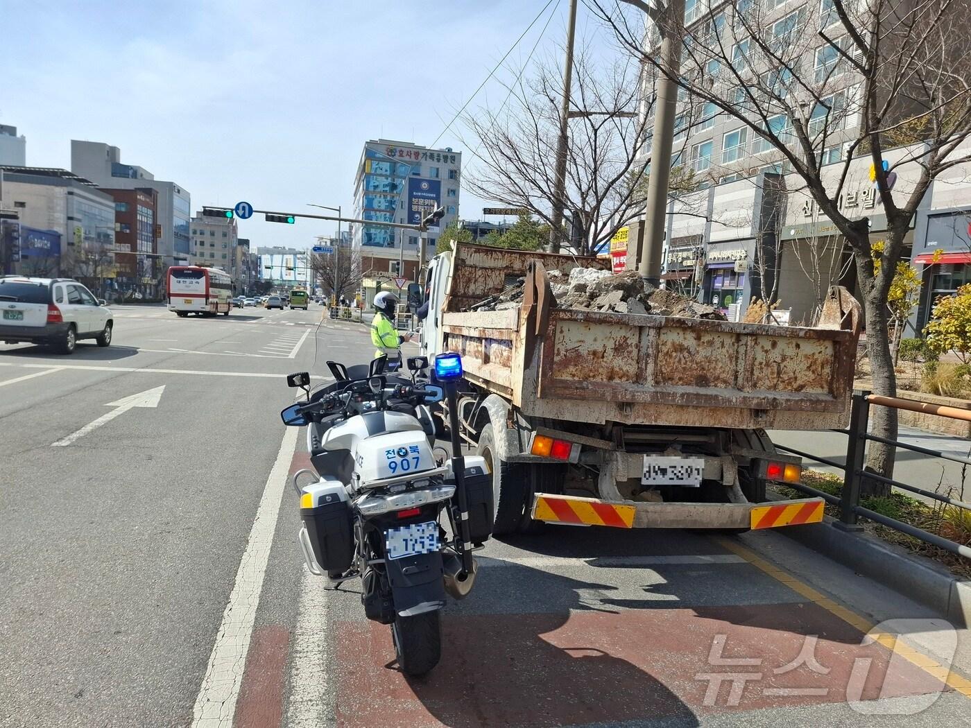 본문 이미지 - 전북경찰청은 '봄·개학철 교통안전 특별대책' 기간인 내달 18일까지 화물차·버스 등에 대한 교통안전 활동을 강화한다고 17일 밝혔다.(전북경찰 제공. 재판매 및 DB금지)