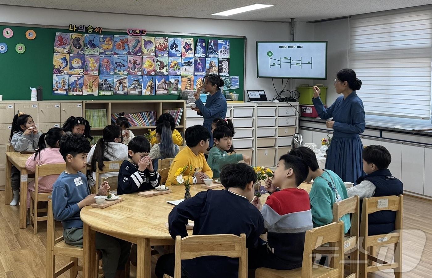 본문 이미지 - 정읍시 ‘찾아가는 인성 예절 다례교육’(정읍시 제공. 재판매 및 DB금지) 