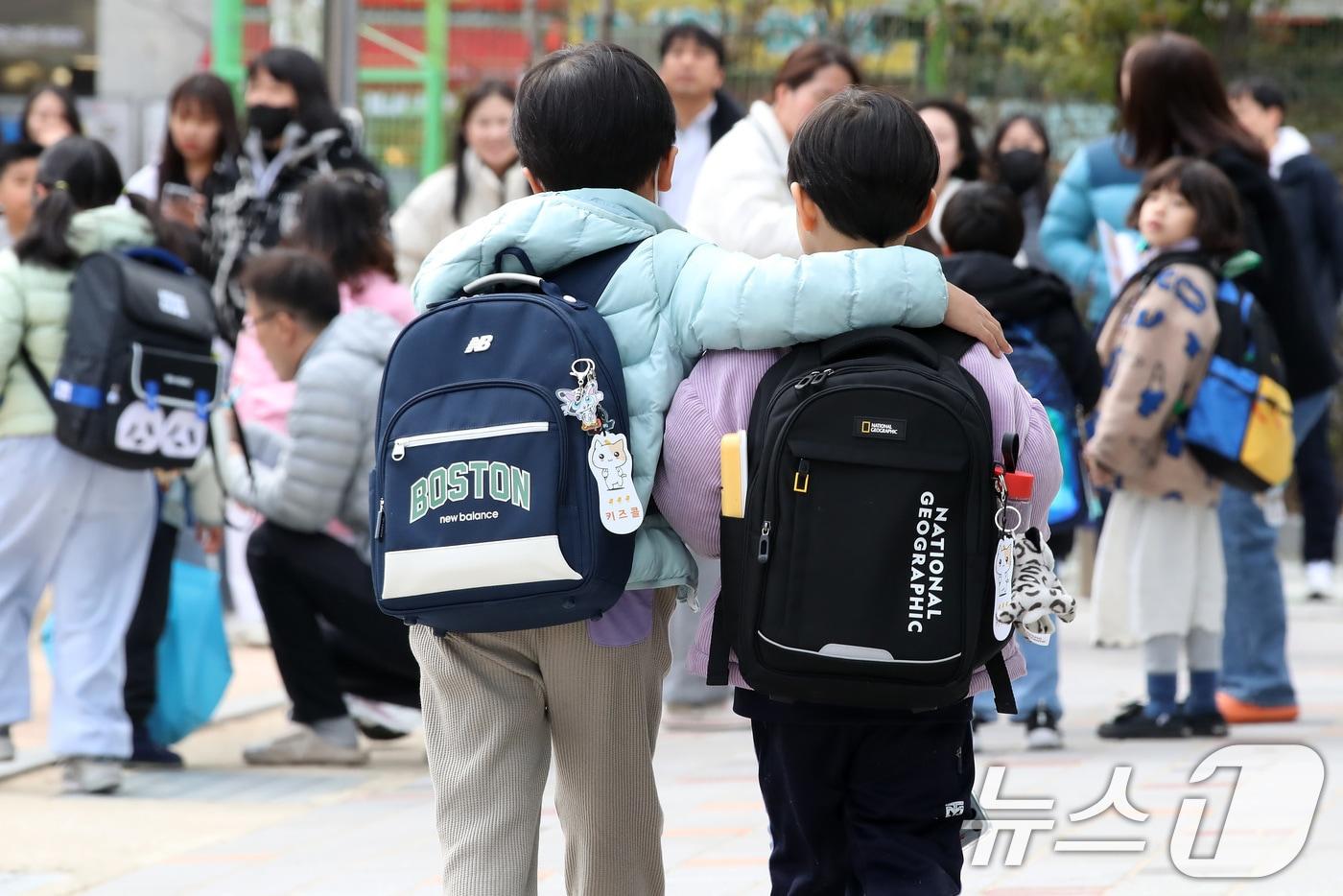 대구의 한 초등학교에서 두 학생이 교사의 귀가 지도에 따라 어깨동무한 채 하교하고 있다. 2025.3.17/뉴스1 ⓒ News1 공정식 기자
