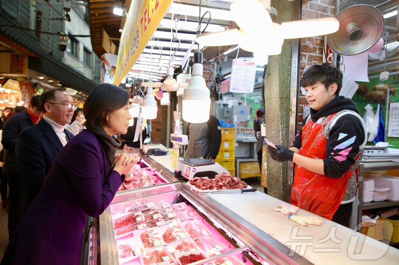 오영주 중기부 장관이 수원 지역 전통시장을 찾아 온누리상품권 환급행사 현황을 점검하고 상점가의 민생현안 등을 청취했다 (중기부 제공)