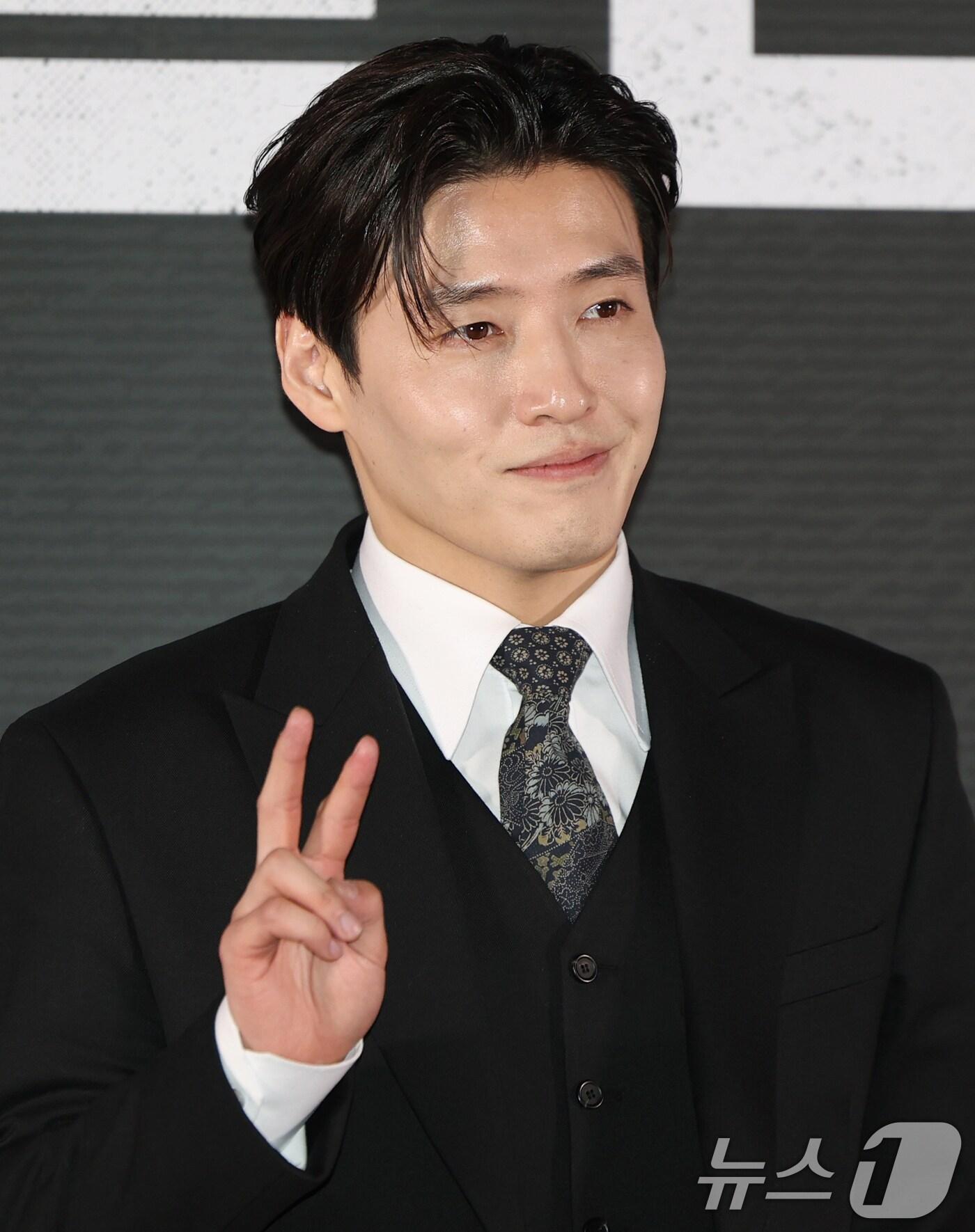 본문 이미지 - 배우 강하늘이 17일 서울 송파구 롯데시네마 월드타워점에서 열린 영화 '스트리밍' 언론시사회에서 포즈를 취하고 있다. ‘스트리밍’은 구독자수 1위의 범죄 채널 스트리머 우상(강하늘 분)이 풀리지 않던 연쇄살인사건의 단서를 발견하고 범인을 추적하는 과정을 실시간으로 방송하며 벌어지는 스릴러다. 2025.3.17/뉴스1 ⓒ News1 권현진 기자