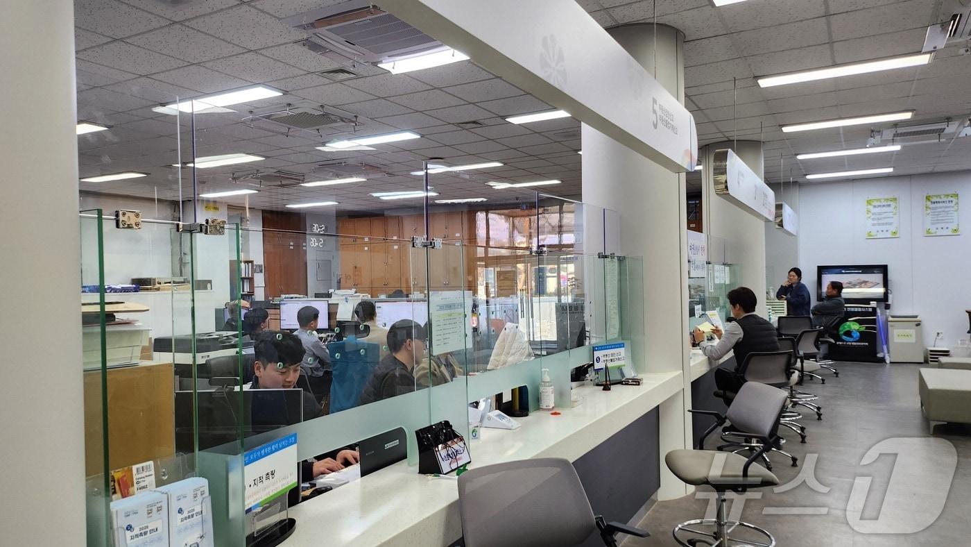  고창군이 안전한 민원실 근무환경 조성을 위해 군청 민원실과 읍·면 민원실에 안전가림막을 설치했다.(고창군 제공. 재판매 및 DB금지)