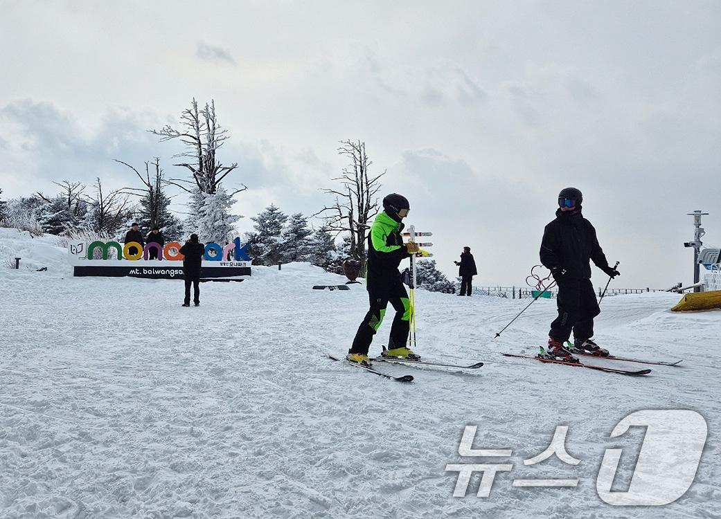 본문 이미지 - 강원 산지와 동해안에 많은 눈이 내린 17일 오후 평창군 모나 용평 리조트에서 스키어와 보더들이 은빛설원을 질주하고 있다. 2025.3.17/뉴스1 ⓒ News1 윤왕근 기자