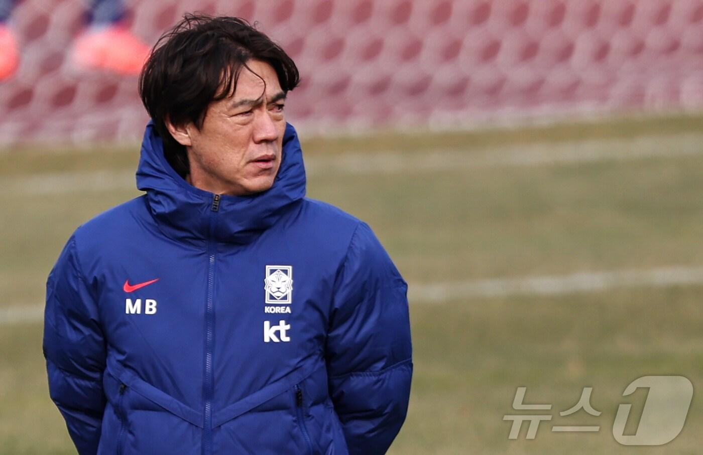 대한민국 축구대표팀 홍명보 감독이 17일 오후 경기도 고양시 고양종합운동장에서 3월 A매치 대비 첫 훈련에서 선수들에게 지시를 하고 있다. 축구대표팀은 오는 20일 오만, 25일은 요르단을 상대로 2026 국제축구연맹(FIFA) 북중미 월드컵 아시아 3차 예선 B조 7·8차전을 갖는다. 2025.3.17/뉴스1 ⓒ News1 민경석 기자