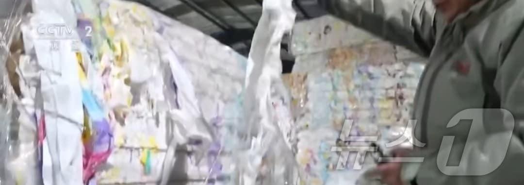 본문 이미지 - 중국 산둥성 한 폐기물 공장에 생리대와 기저귀가 쌓여있다. (CCTV 갈무리)