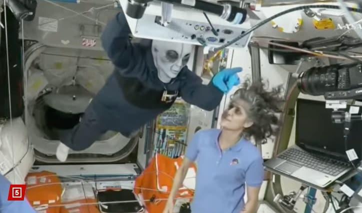 본문 이미지 - 16일 우주비행사인 닉 헤이그가 스페이스X 크루-10의 도킹을 기다리며 국제우주정거장&#40;ISS&#41; 안에서 외계인 마스크를 쓰고 떠다니고 있다. 2025.03.16.&#40;사진출처: NASA&#41; 