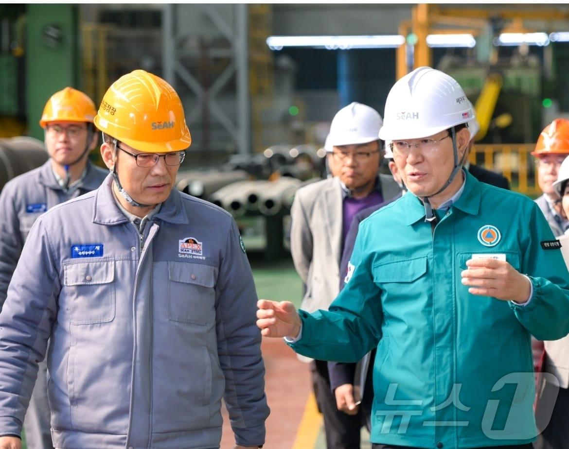 본문 이미지 - 노관규 순천시장이 17일 율촌산단에 위치한 세아제강을 방문해 업계 애로사항을 청취하고 있다.(순천시 제공. 재판매 및 DB 금지)