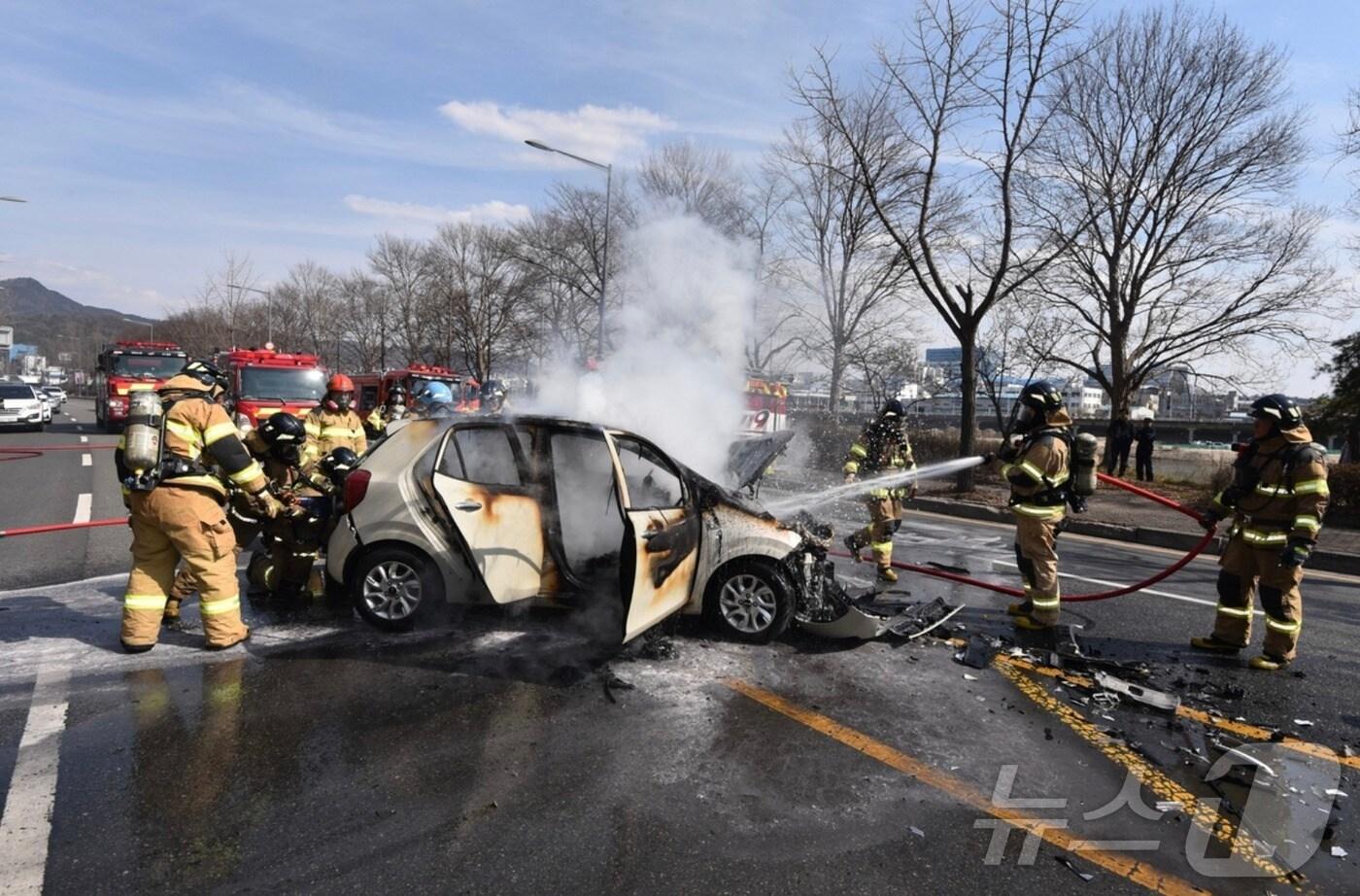 소방 당국이 17일 오후 2시 32분께 대전 유성구 도룡동의 한 도로에서 충돌사고로 화재가 발생한 모닝 차량을 진화하고 있다. (대전유성소방서 제공. 재판매 및 DB금지) /뉴스1