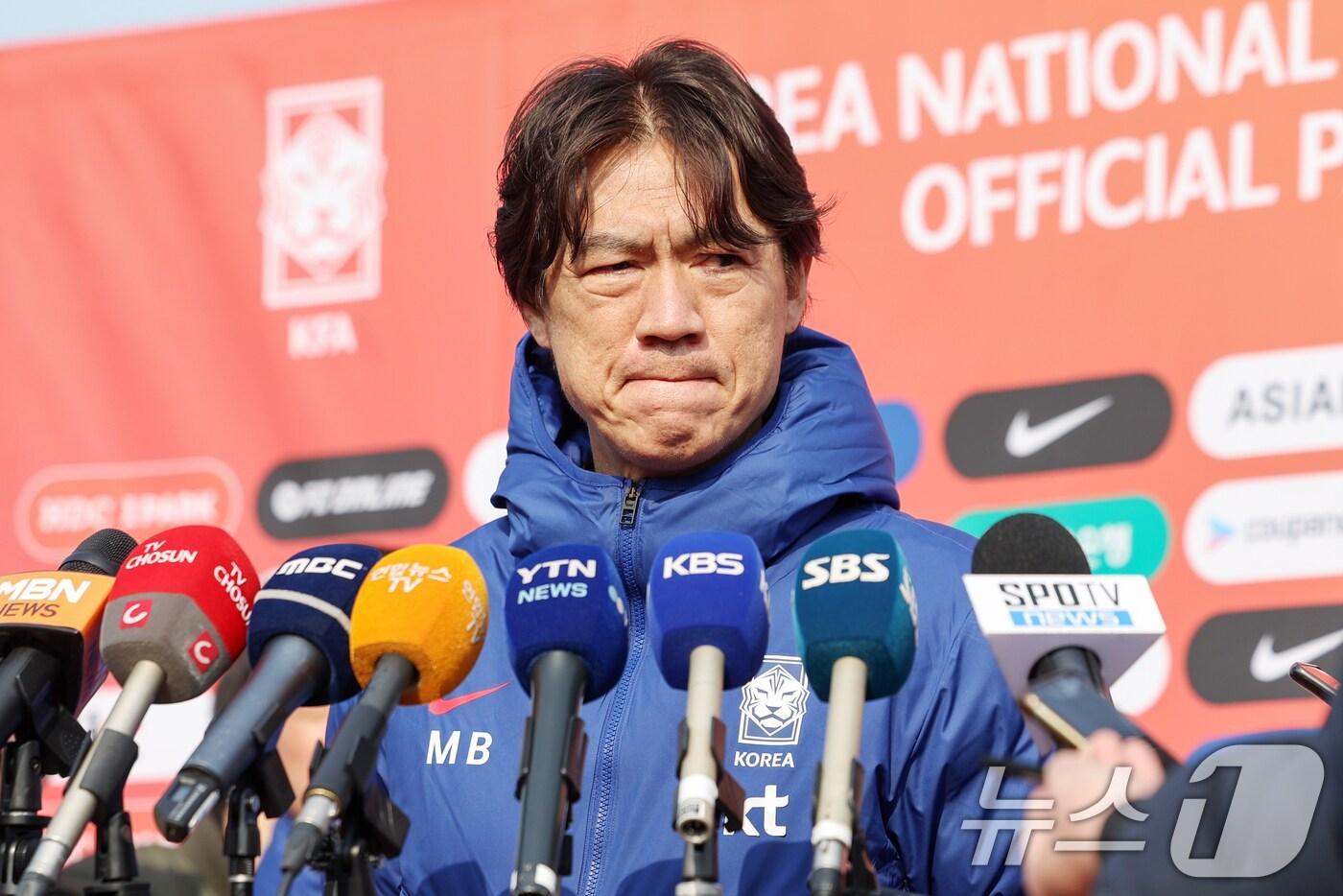 홍명보 대한민국 축구대표팀 감독이 17일 오후 경기도 고양시 고양종합운동장에서 3월 A매치 대비 첫 훈련에 앞서 취재진과 인터뷰를 하고 있다.  2025.3.17/뉴스1 ⓒ News1 민경석 기자