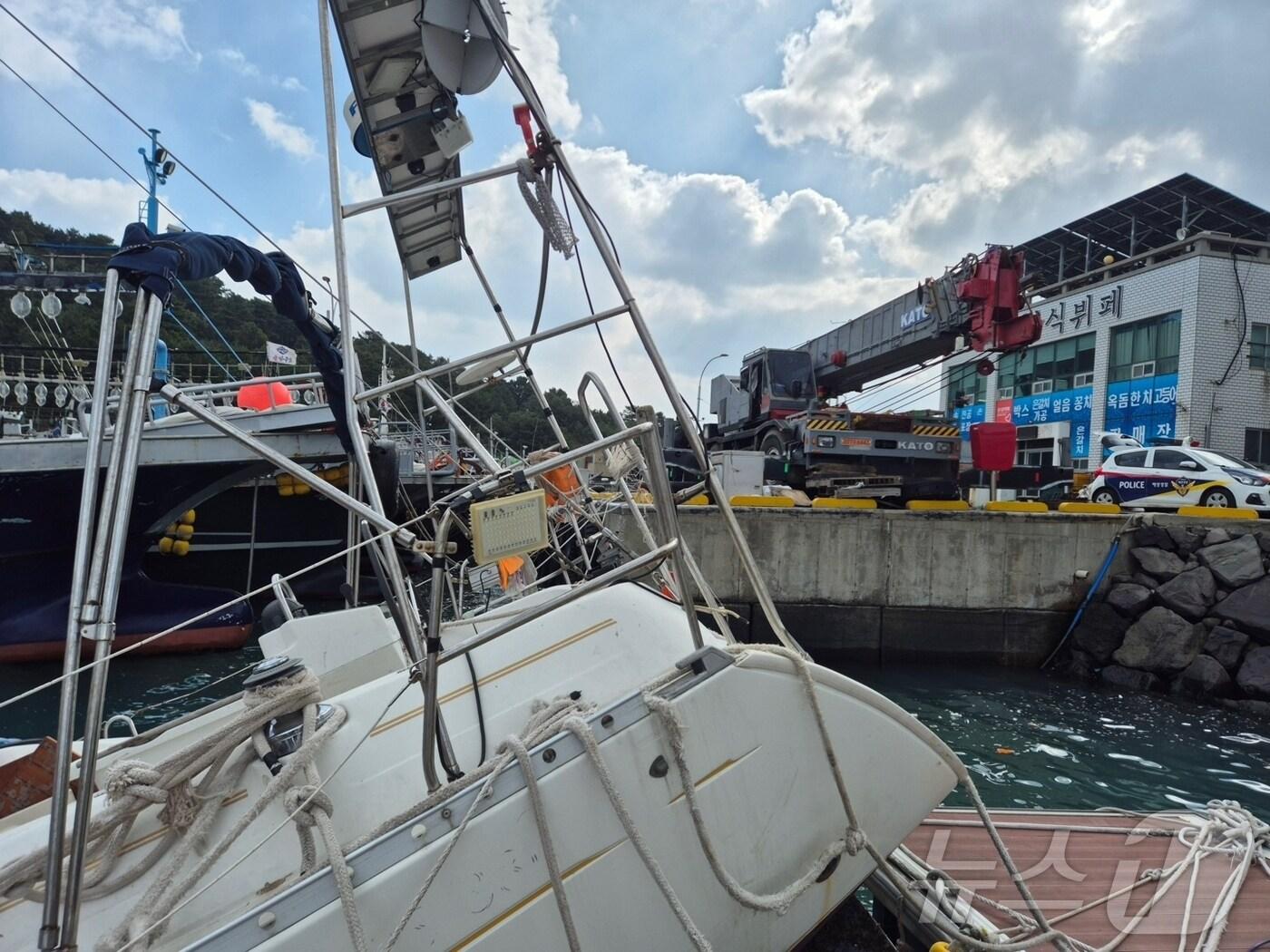 본문 이미지 - 17일 오전 제주시 도두항에서 정박 중이던 레저보트가 침수됐다.(제주도소방안전본부 제공. 재판매 및 DB 금지)