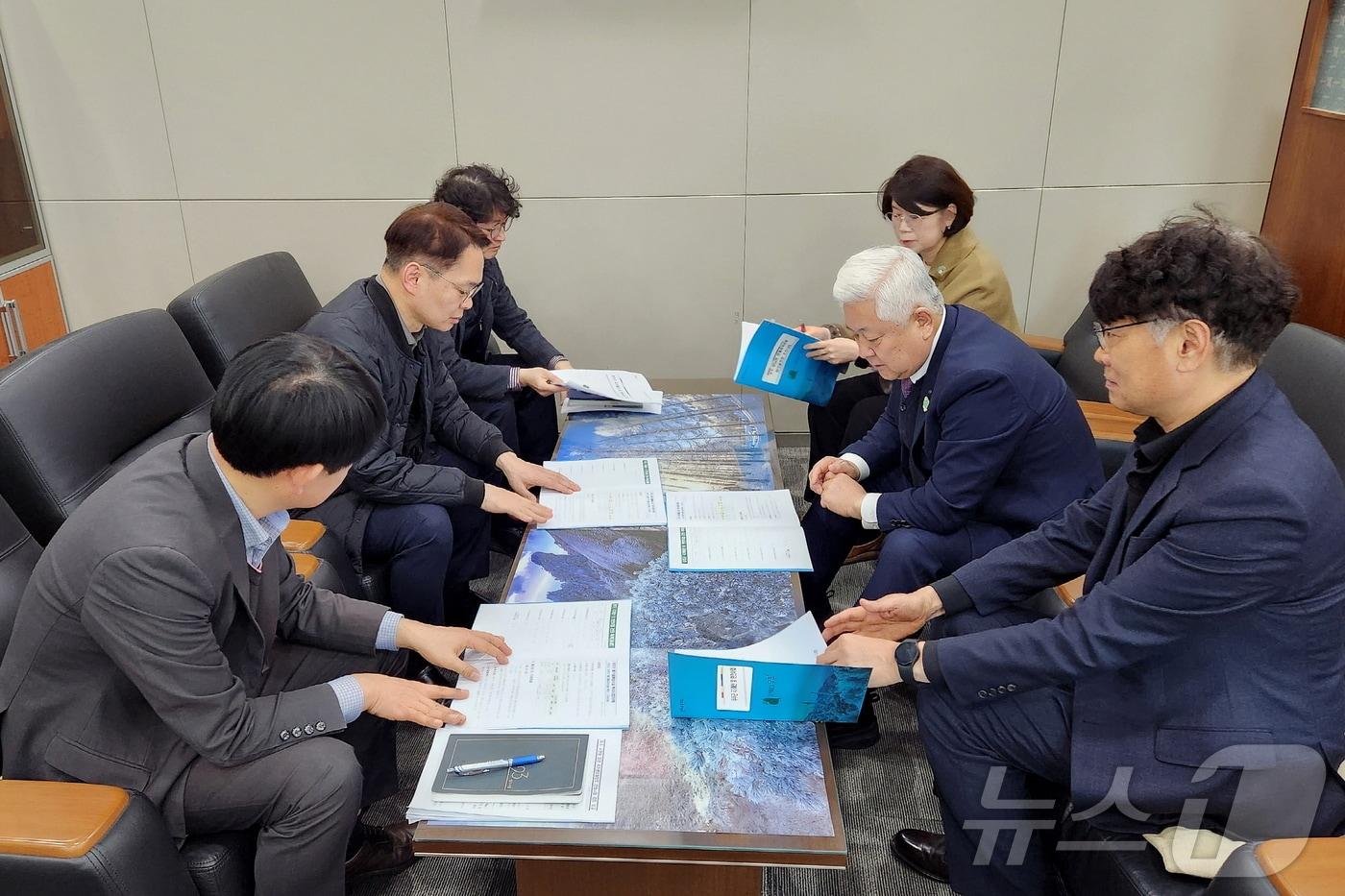 17일 황인홍 전북자치도 무주군수가 환경부에서 이병화 차관을 만나 현안 사업을 건의했다.&#40;무주군 제공. 재판매 및 DB금지&#41;