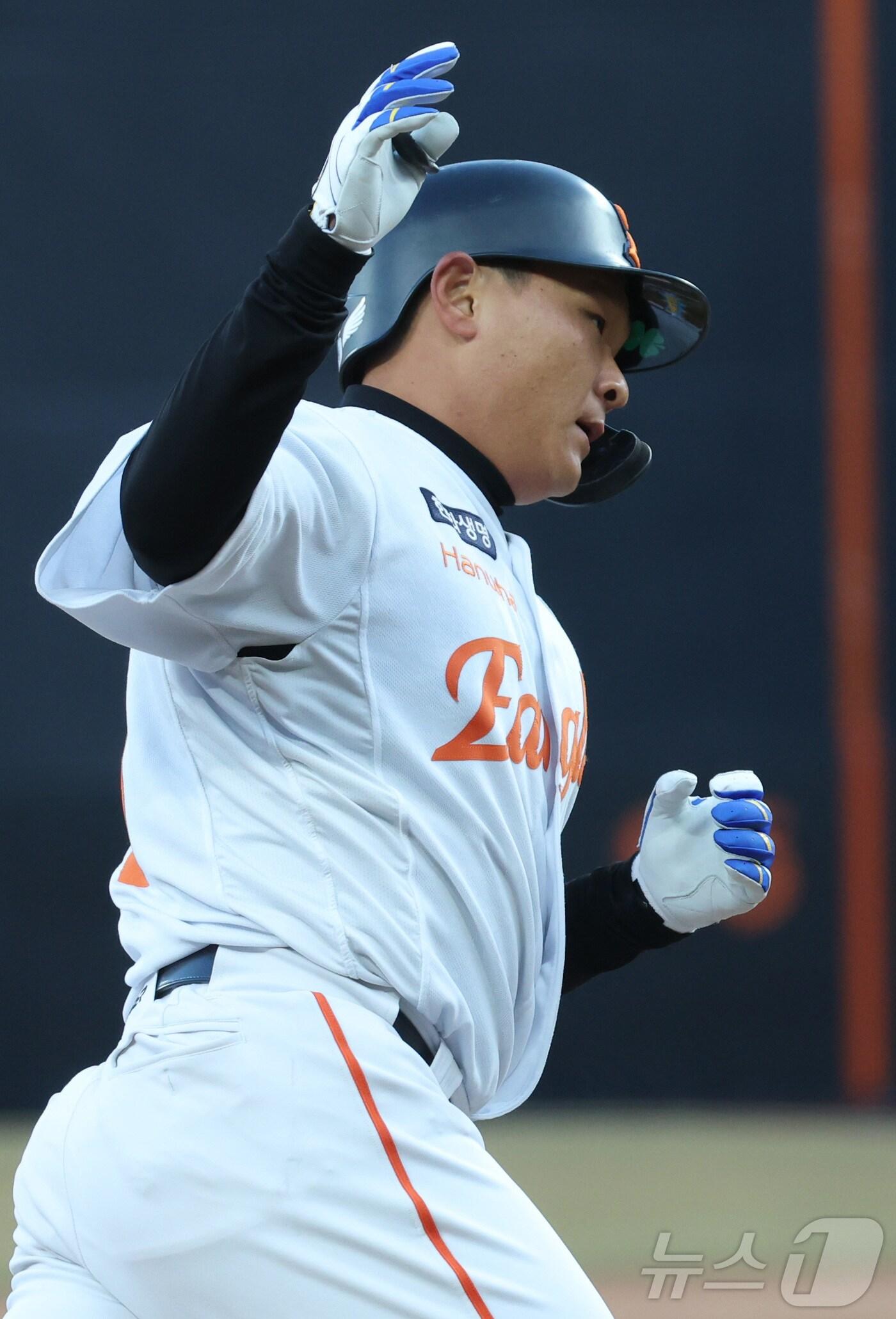 본문 이미지 - 17일 대전 한화생명 볼파크에서 열린 2025 프로야구 KBO리그 한화이글스와 삼성라이온즈의 시범경기에서 한화 김태연이 1회 1점 홈런을 치고 있다. 2025.3.17/뉴스1 ⓒ News1 김기남 기자