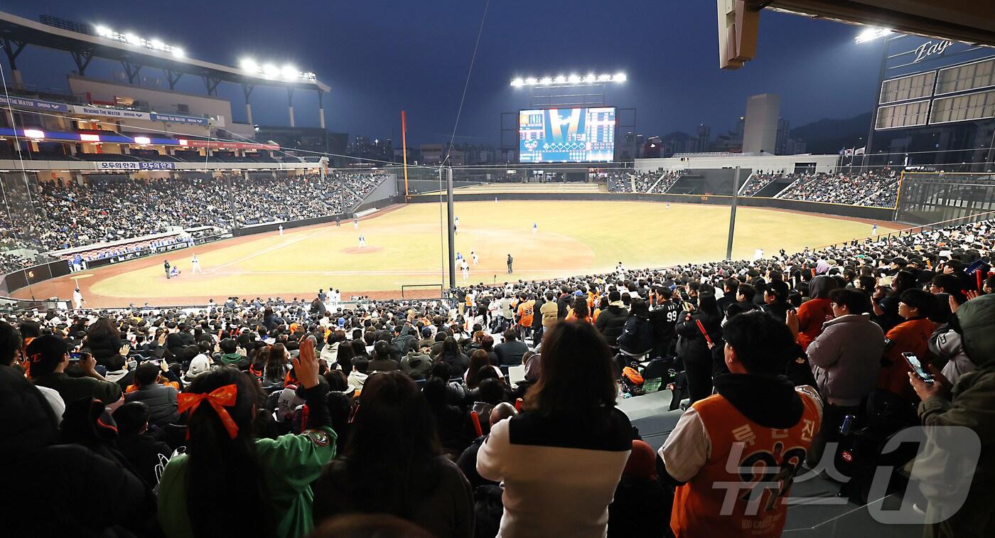 17일 대전 한화생명 볼파크에서 열린 2025 프로야구 KBO리그 한화이글스와 삼성라이온즈의 시범경기에서 한화 팬들이 응원을 펼치고 있다. 2025.3.17/뉴스1 ⓒ News1 김기남 기자