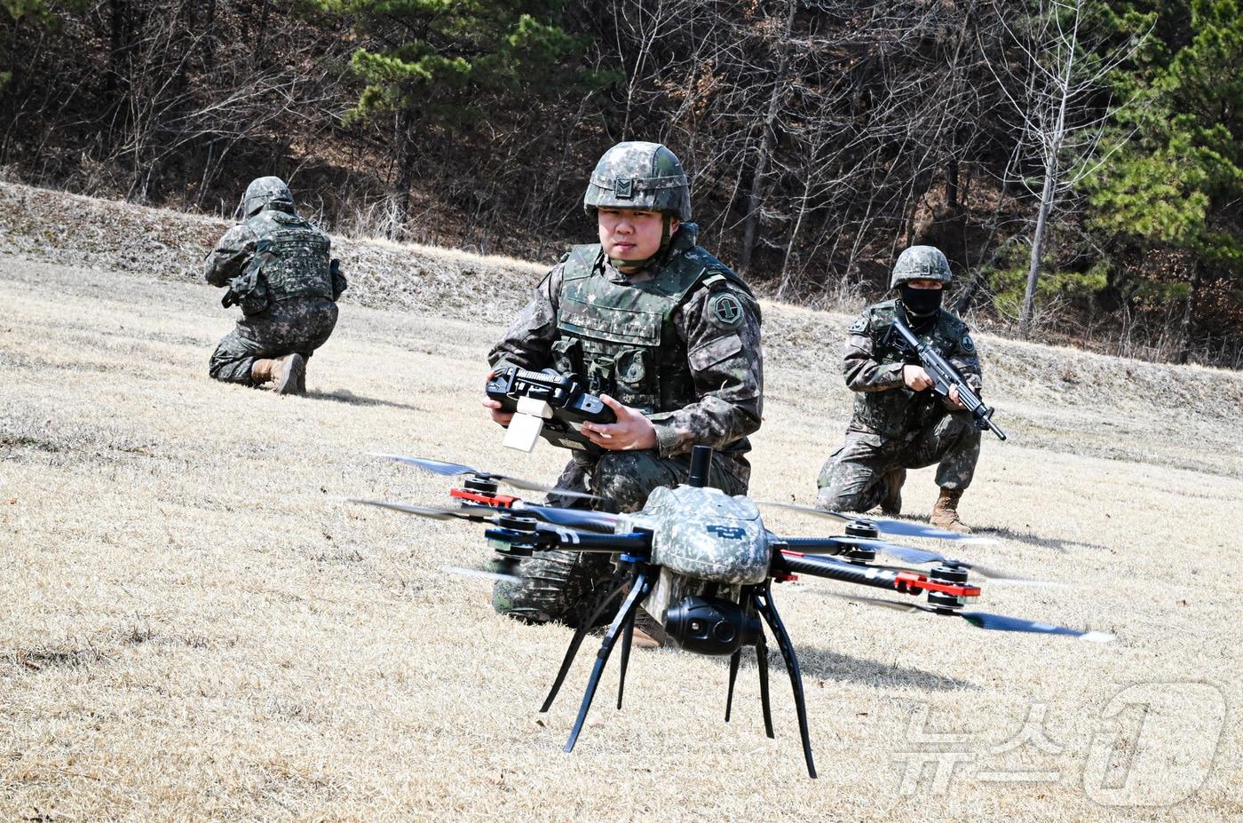 본문 이미지 -  지작사 드론봇전투단 장병들이 UGF 인근을 정찰하기 위해 스위드 드론을 투입하고 있는 모습. (육군 제공. 재판매 및 DB 금지)  ⓒ 뉴스1