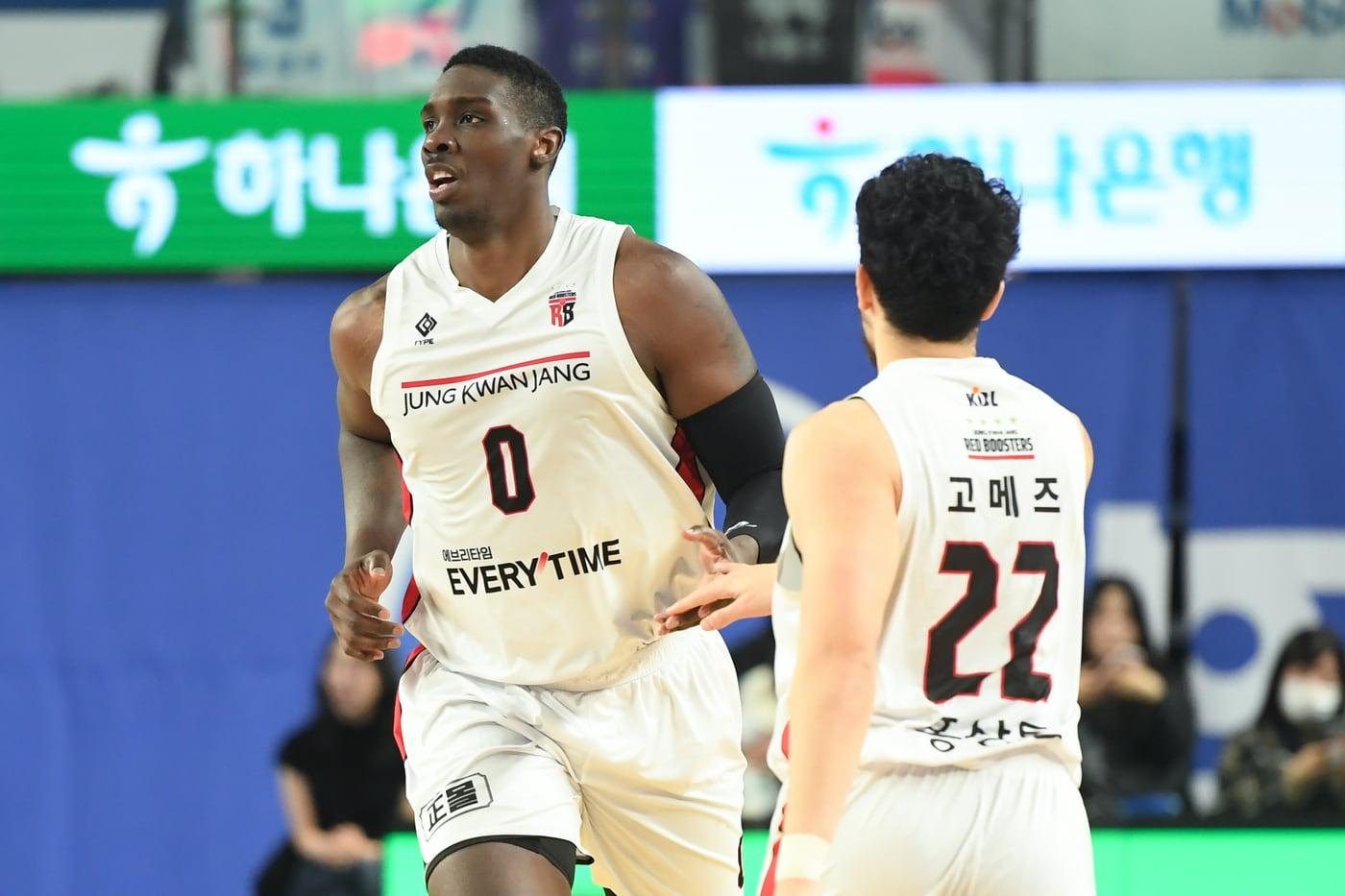 본문 이미지 - 안양 정관장의 외국인 선수 조니 오브라이언트(왼쪽). (KBL 제공)